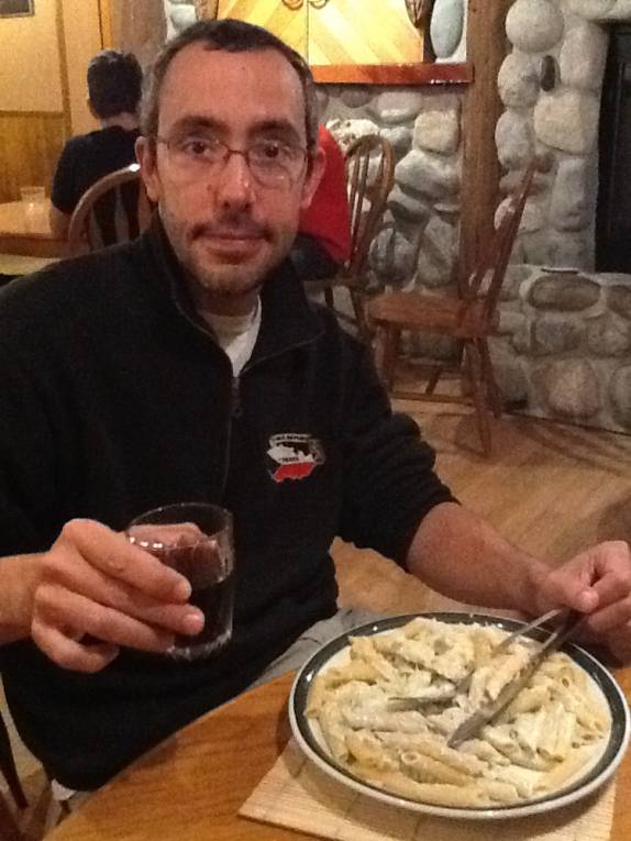 Vinho e delicioso macarrão preparado pela Ana no hostel de Tofino, em Vancouver Island, costa oeste do Canadá